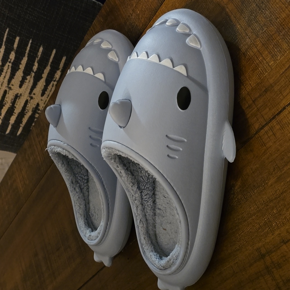 Shark Cushion Slides